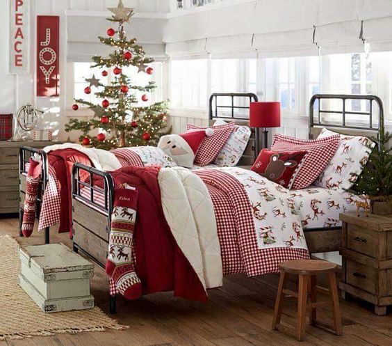 Uređenje doma u duhu Božića bozicno ukrasen krevet